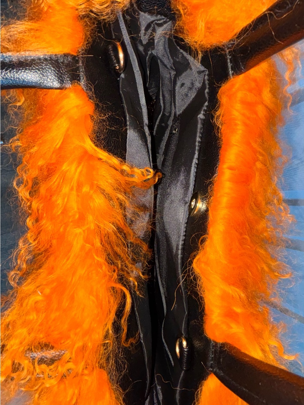 🎃 Halloween Orange Mongolian Fur Purse - 40 x 30 - includes chain! - Picture 4 of 8